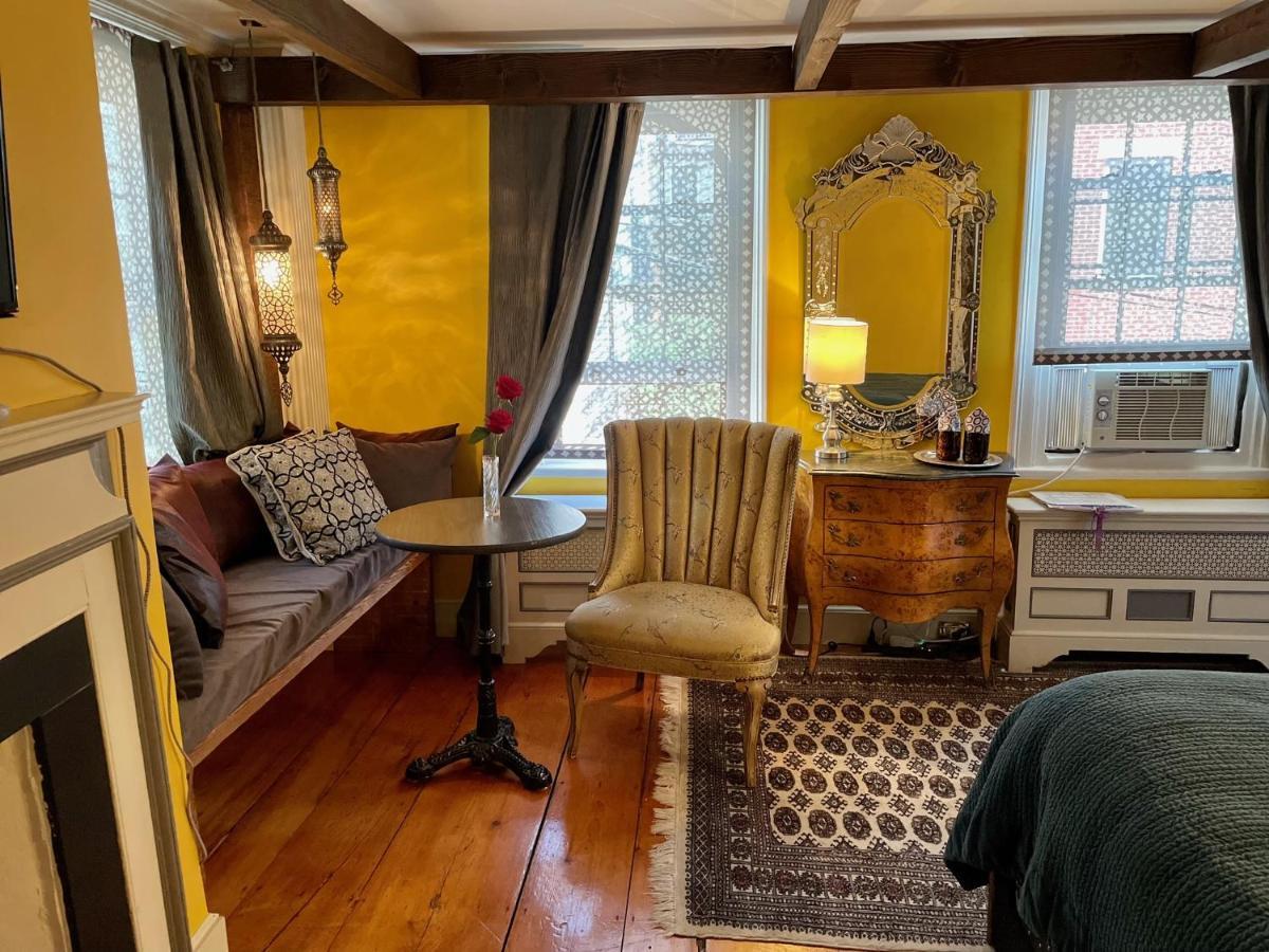 Silk Queen Room