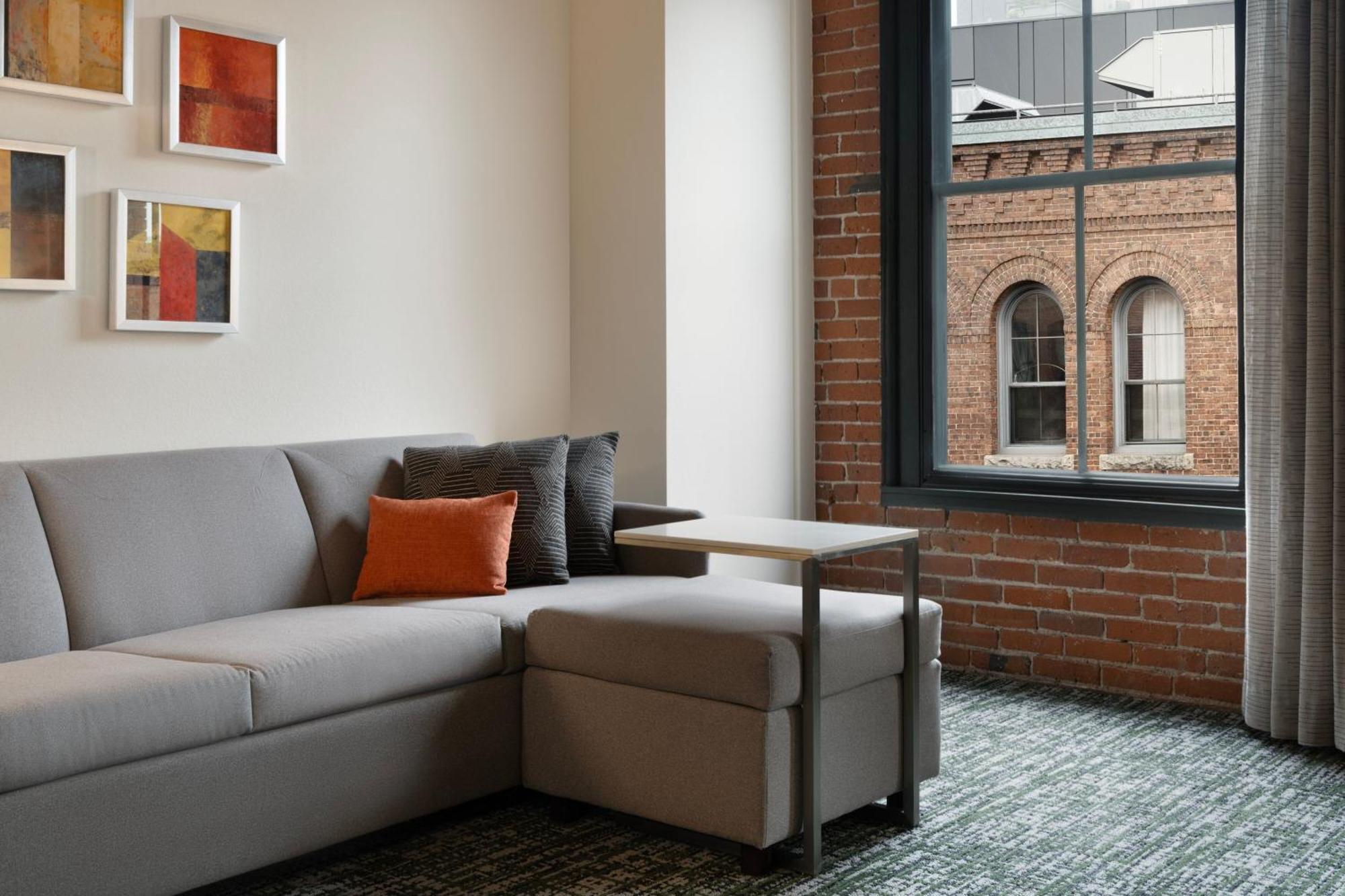 Large One-Bedroom Corner Suite,1536580183:JPEG