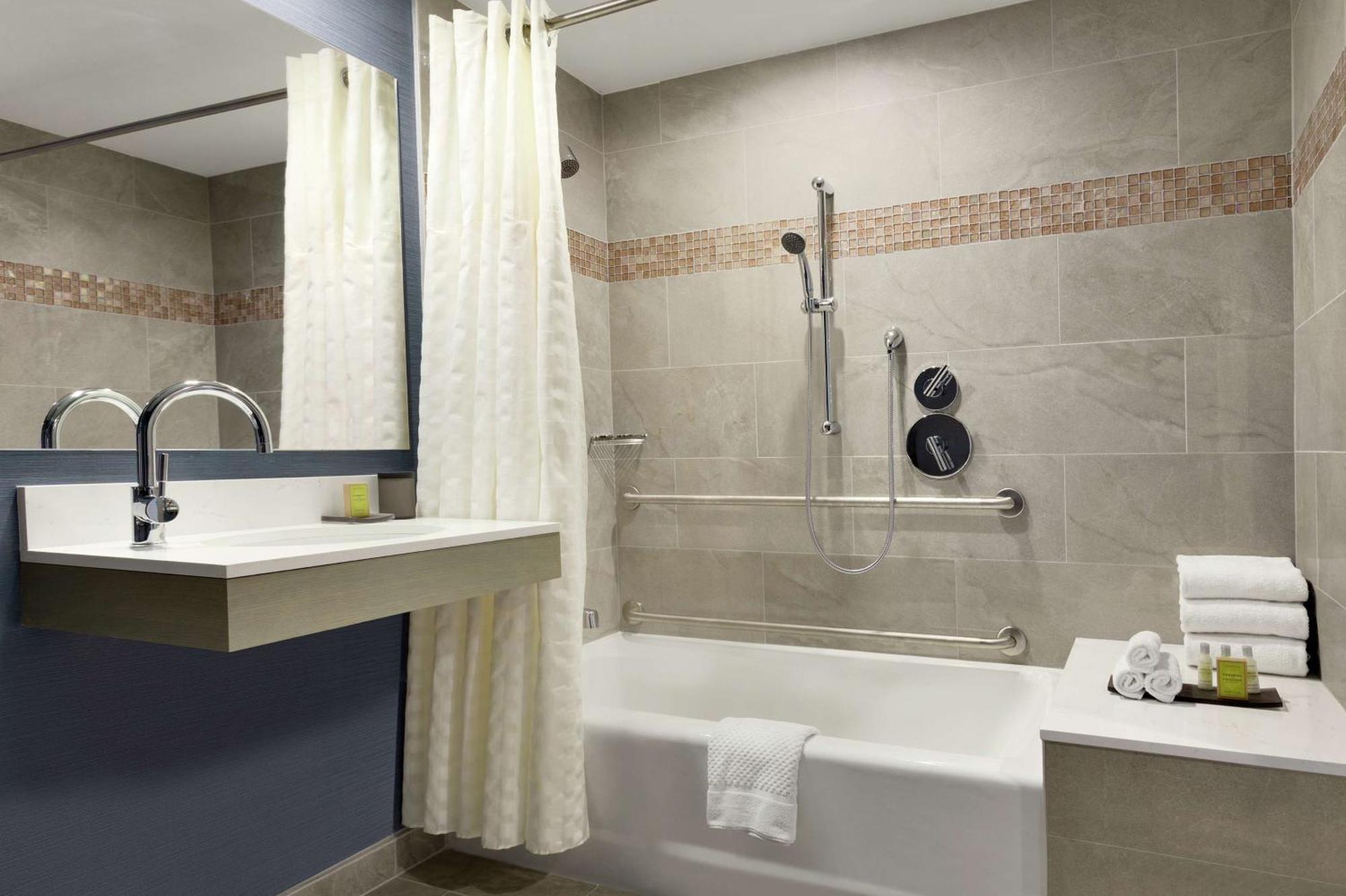 King Suite Bath Tub Disability Access,1557822073:JPEG